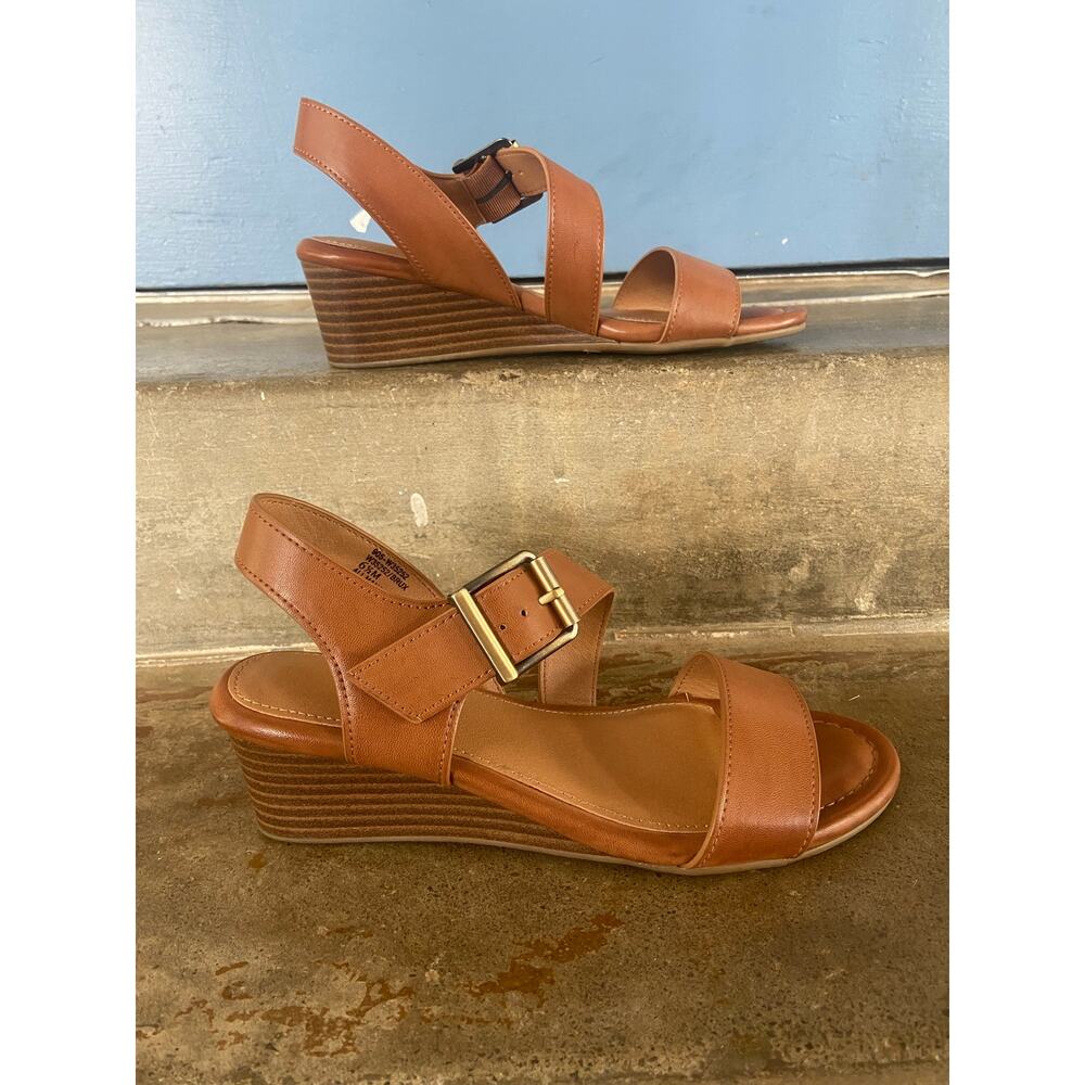 White Mountain tan wedge heel sandal - Picture 2 of 8